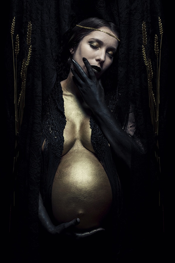 Pregnant woman with gold belly by Aurélie Raidron featured on TheNuminous.net